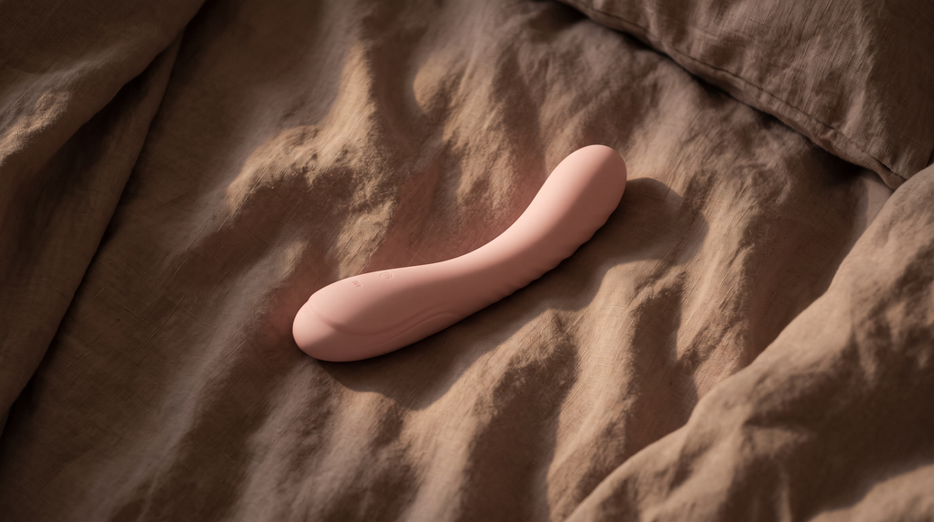 KUNDZSI Ada G-spot vibrator on soft bedding