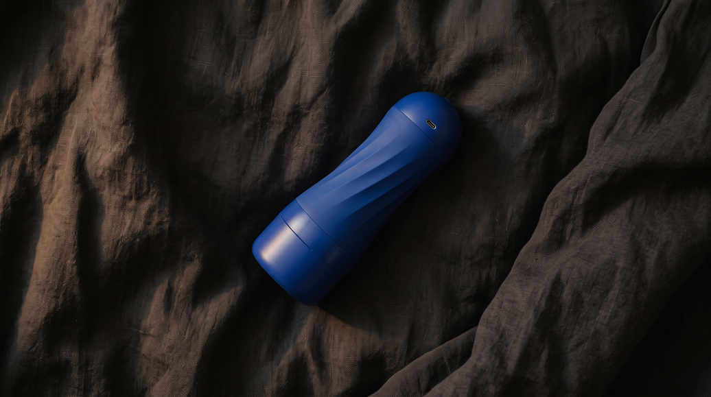 KUNDZSI Leo masturbator on dark bedding